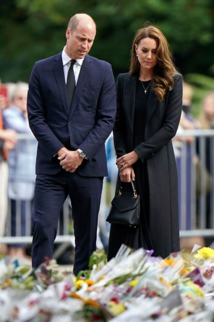 William and Kate visit floral tribute for the Queen 