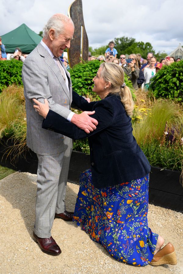 The Duchess of Edinburgh and King Charles with a curtsey on his arrival at the Royal Windsor Flow