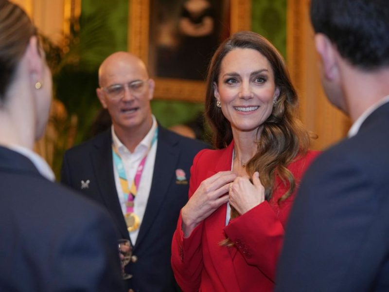 Kate Middleton Poses with the Trophy as She Hosts England’s Rugby Champions