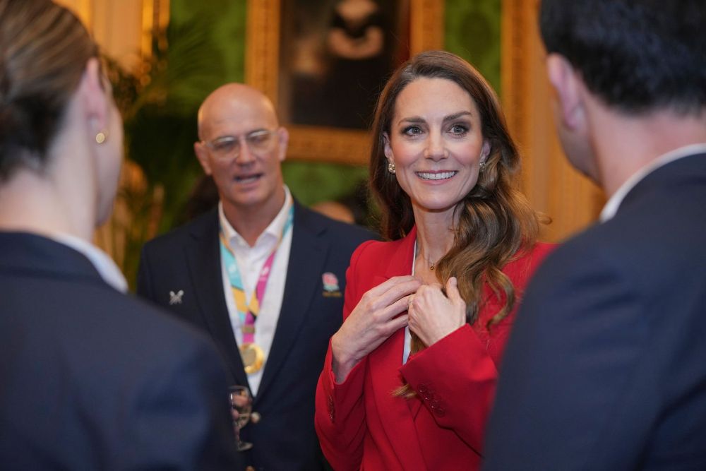 Kate Middleton Poses with the Trophy as She Hosts England’s Rugby Champions
