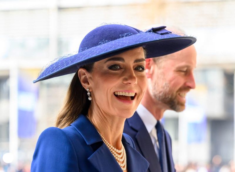 A Royal Moment: Princess Kate’s Graceful Curtsy and Kiss for King Charles