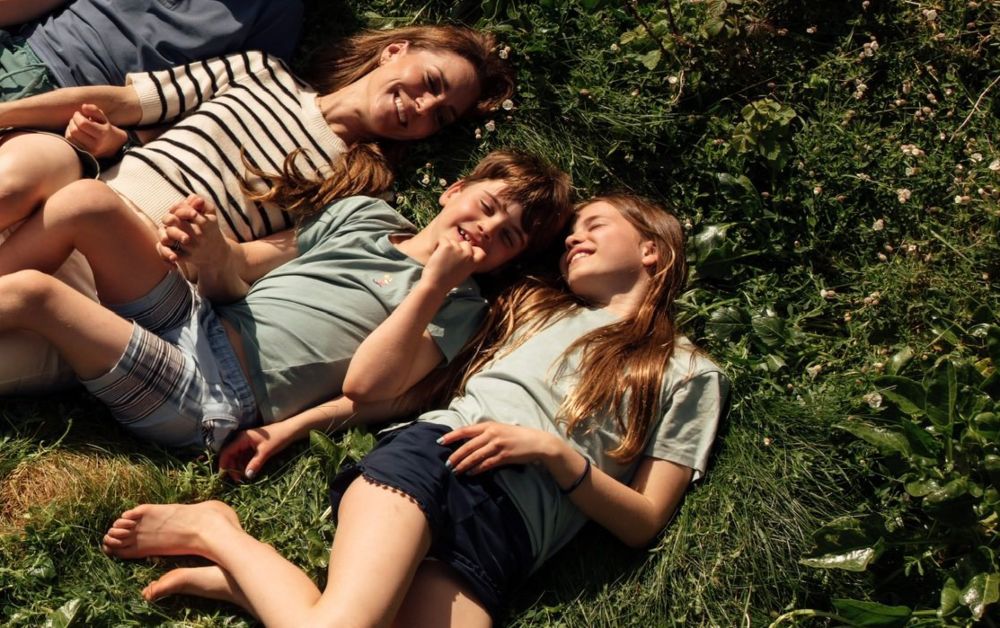 The Detail Everyone Missed in Charlotte’s New Family Photo