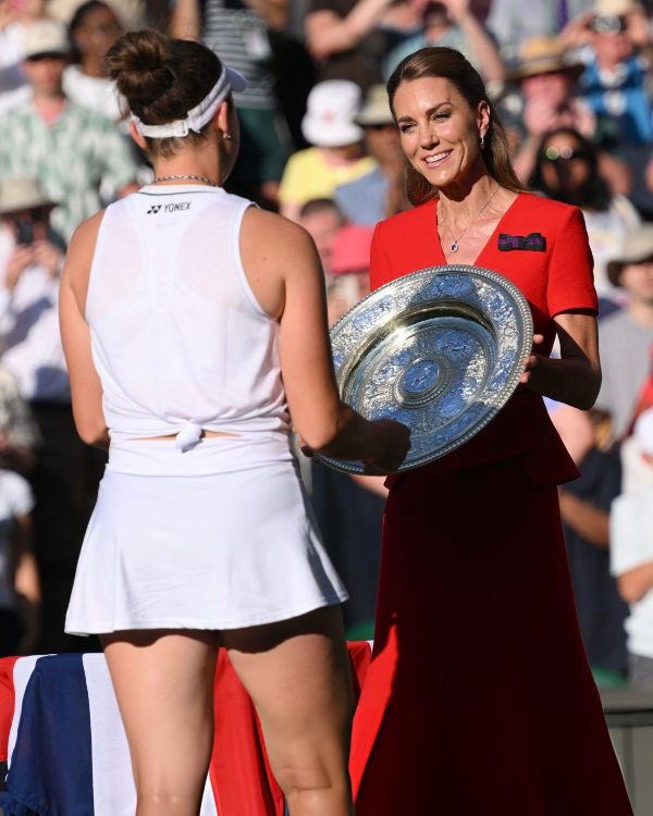 Kate Middleton presents the winner’s trophy, the Venus Rosewater Dish, to Linda Noskova